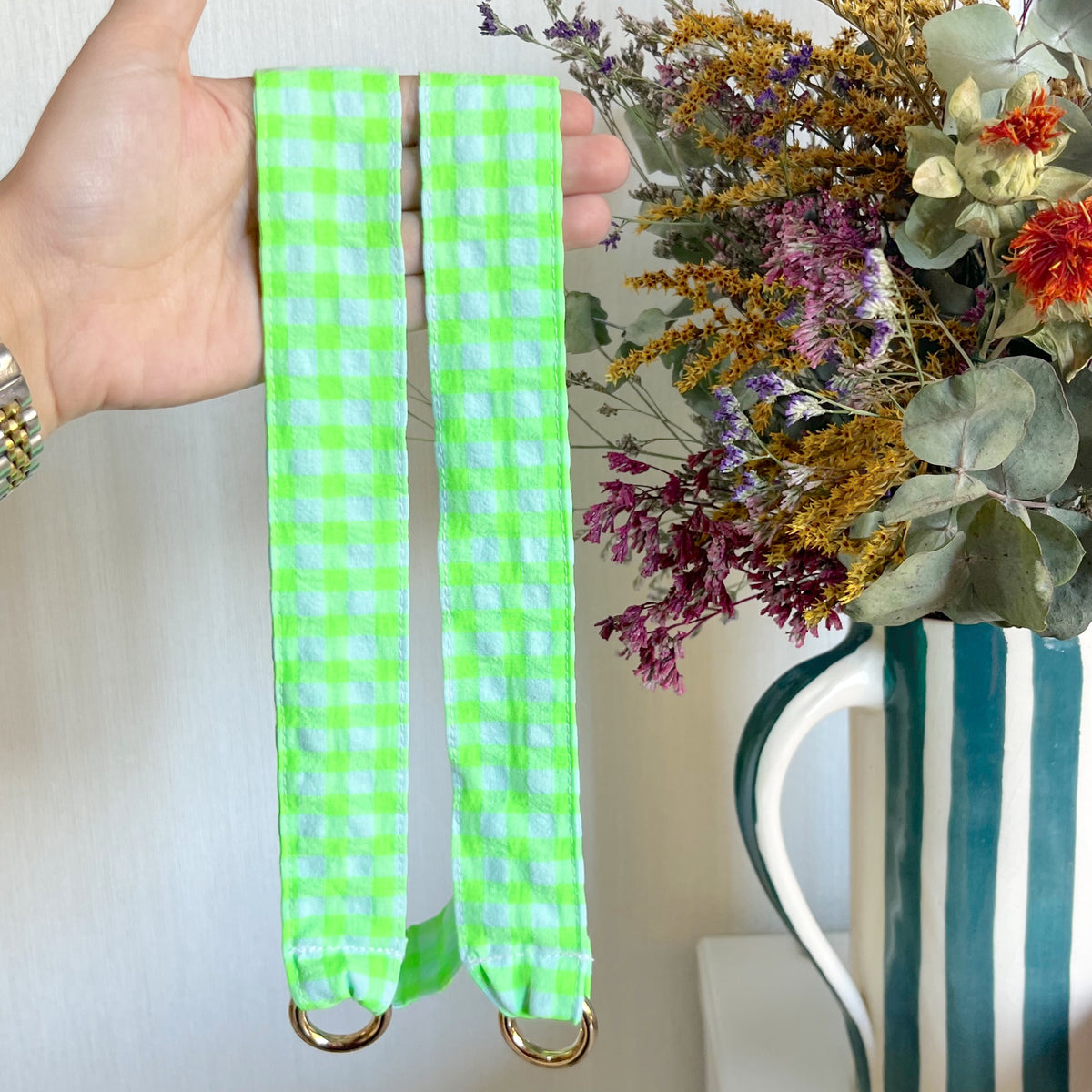 Cuelgamóvil largo personalizado vichy verde flúor con nombre bordado