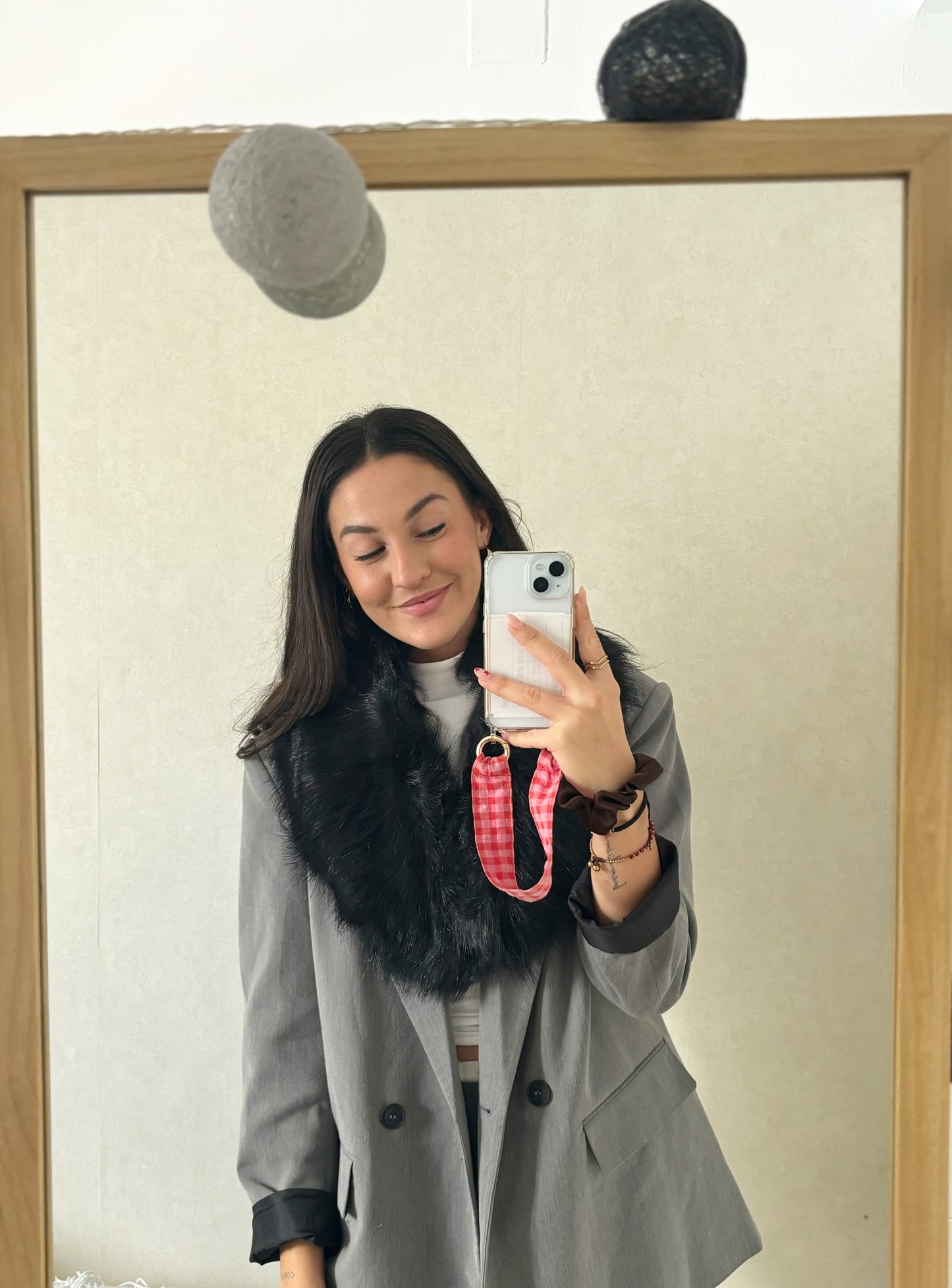 Cuello de pelo negro