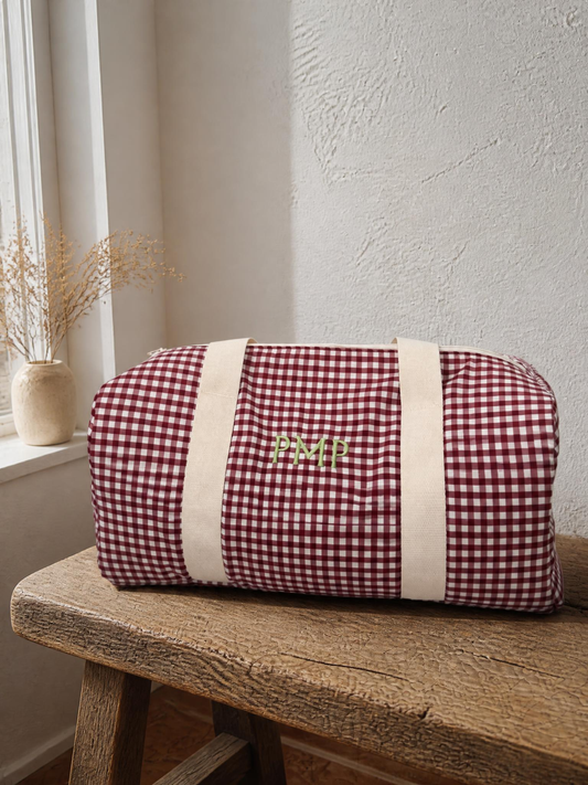 Bolsa de viaje personalizada vichy burdeos con iniciales bordadas