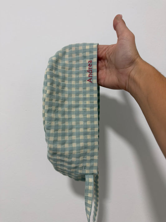 Gorro quirúrgico personalizado vichy celeste con nombre bordado